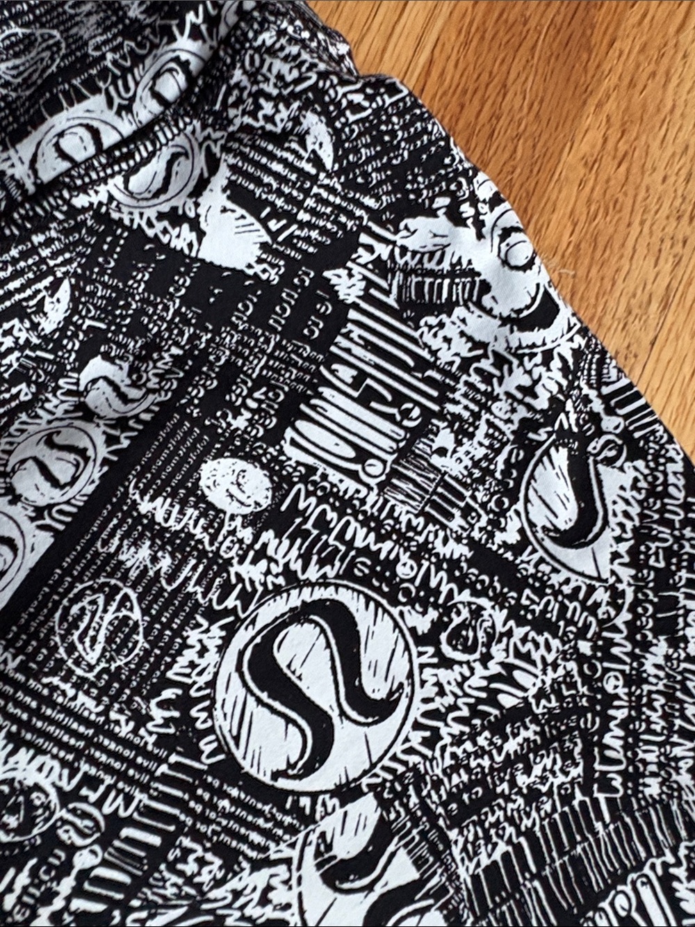 lululemon size 4 Black & White Graphic Logo Leggings - Picture 3 of 5